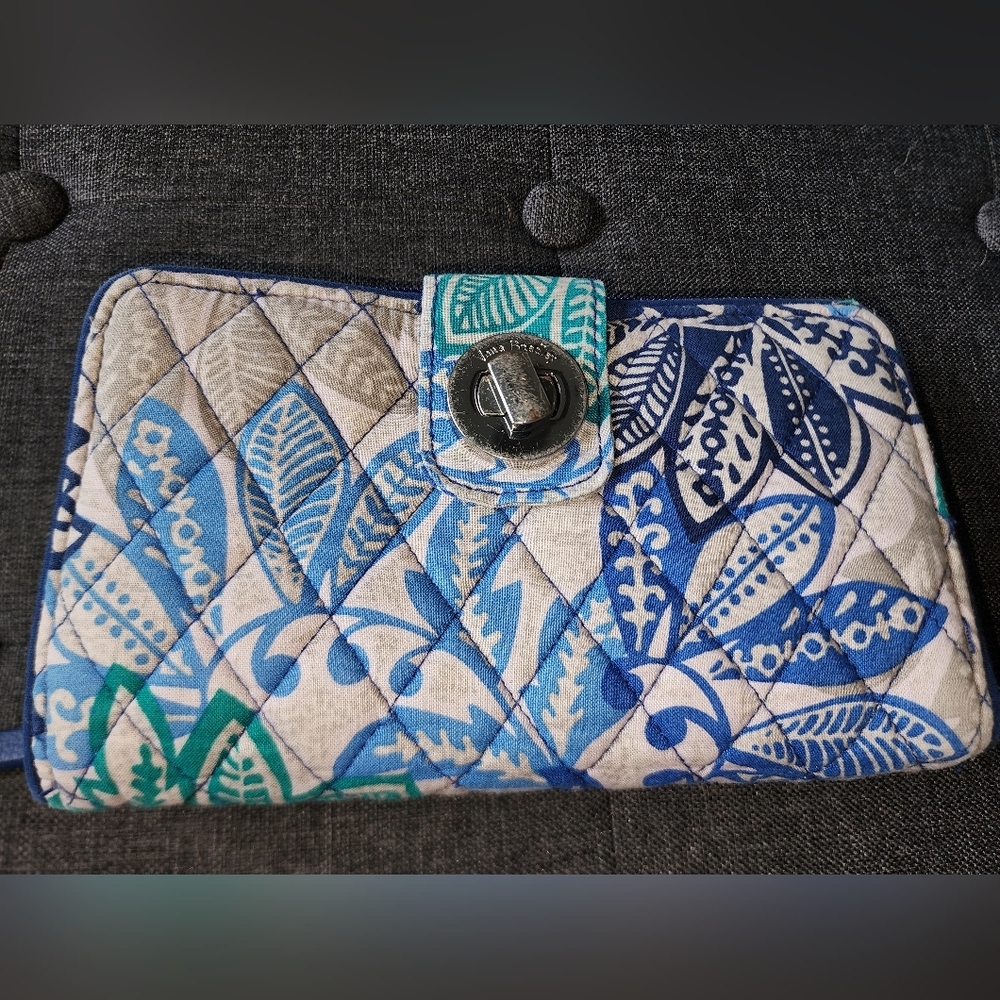 Preowned RFID Vera Bradley turn lock wallet